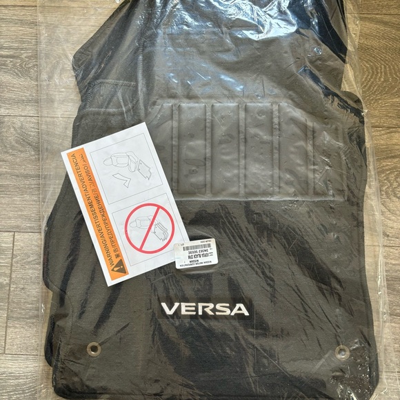 NEW 4 Pcs Genuine OEM NISSAN VERSA Black Carpet Floor Mats 3N3E2-5EE0C 2020-2024 - Picture 5 of 6